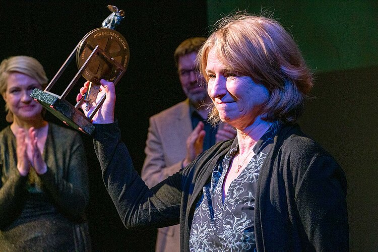 Corinna Harfouch mit Goldenen Ochsen ©Jörn Manzke