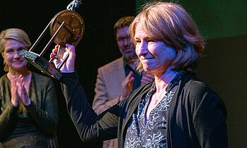 Corinna Harfouch mit Goldenen Ochsen ©Jörn Manzke