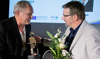 Festivalleiter Volker Kufahl gratuliert Ulrich Tukur © Jörn Manzke / FILMLAND MV
