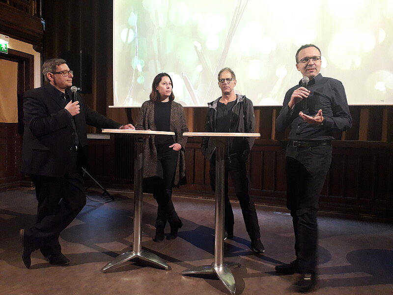 Frank Breuner (NDR) moderiert das Publikumsgespräch mit Belinda Rukschcio von der Bundesstiftung Baukultur, Kameramann und Regisseur Michael Kockot und Christoph Meyn, Präsident der Architektenkammer M-V © Heyne/FILMLAND MV
