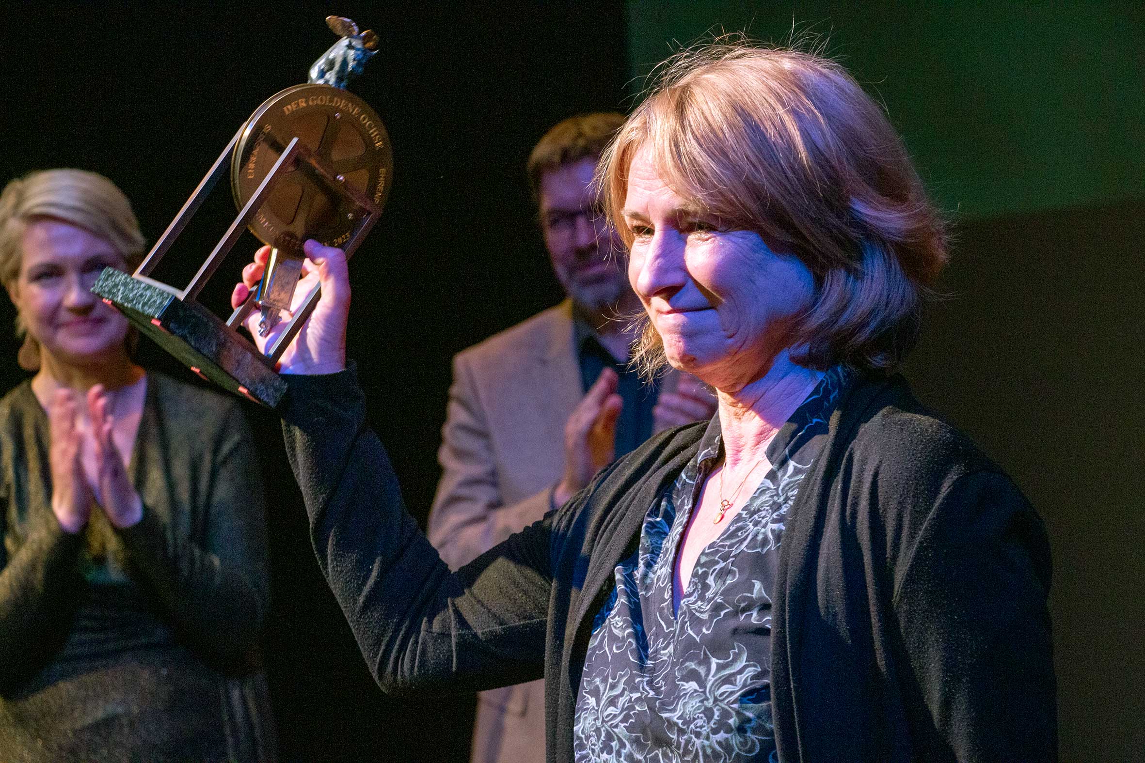 Corinna Harfouch mit Goldenen Ochsen ©Jörn Manzke